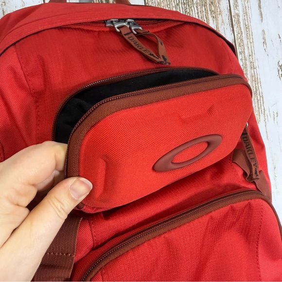 Oakley Works Pack 35L. Men's Backpack in Red and Black. Excellent condition! - Picture 8 of 11